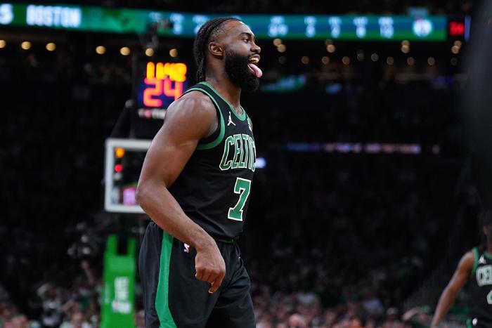 NBA总决赛G3，布朗关键三分绝杀，凯尔特人逆转独行侠夺赛点